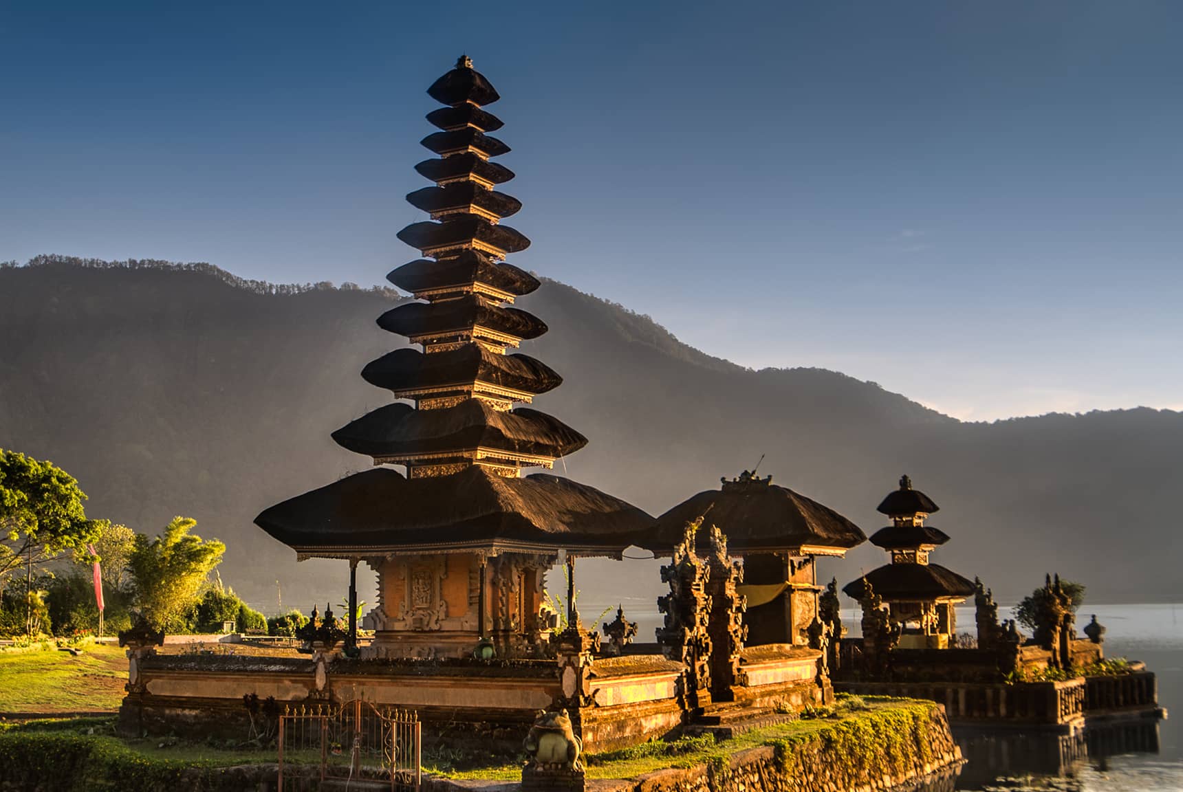 Professional photos of Hindu temples in Bali - the temple at Danau Bratan