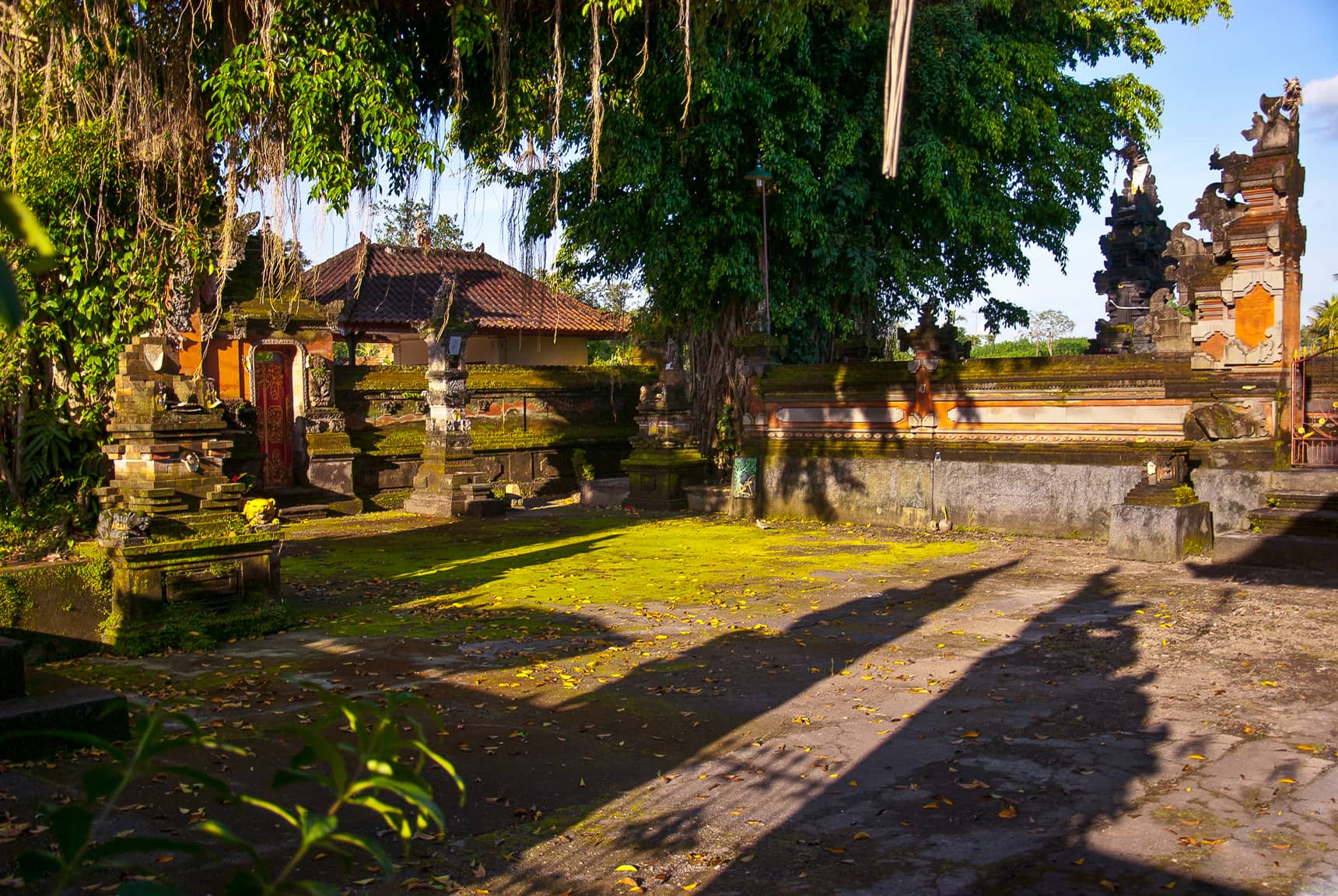 Professional photos of Hindu temples in Bali - small temple in Pererenan